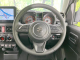 インテリアに合わせたデザインのステアリングは、運転される方のことも考え、運転しやすい形状、大きさです。是非一度、実際に触ってお確かめください。