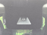 【三菱e-Assist】走行中に前方の車両等を認識し、衝突しそうな時は警報とブレーキで衝突回避と被害軽減をアシスト。より安全にドライブをお楽しみいただけます。