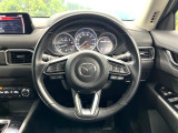 インテリアに合わせたデザインのステアリングは、運転される方のことも考え、運転しやすい形状、大きさです。是非一度、実際に触ってお確かめください。