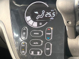 【オートエアコン】一度お好みの温度に設定すれば、車内の温度を検知し風量や温度を自動で調整。暑い&hellip;寒い&hellip;と何度もスイッチ操作をする必要はありません。快適な車内空間には必須の機能ですね♪