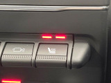 ●フロントシートヒーティング:運転席・助手席共に三段階で調節が可能なシートヒーターを装備しております。季節を問わず快適にご使用いただけます。