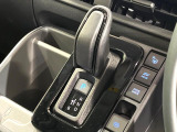 【電動パーキングブレーキ】パーキングブレーキは便利な電動式!ボタン一つで操作でき、アクセルを踏めば自動で解除されます♪レバーやペダルが無いので運転席廻りもすっきりしますね♪