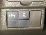 VSA装備車です。VSAはドライバーの操作と車の動きを見守っています。もし車の挙動が乱れたとき、4輪別々にブレーキをかけたり、エンジンパワーをしぼることによって車を安定させます。
