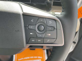 【クルーズコントロール】アクセル操作なしで一定速度を保つ機能。先行車との距離を自動調整する追従型が主流で、高速走行時の疲労を劇的に軽減します。長距離移動が多いお客様への商談では必須の快適装備です。