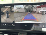 ●サラウンドビューカメラ『車両の4つのカメラから得た映像を合成し、上空から眺めているような映像をモニターに映し出します。車両周辺の歩行者や障害物などの発見に役立ちます。』