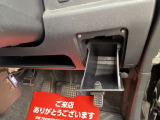 運転席前方右側に収納スペースがあります