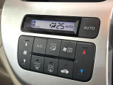 【オートエアコン】一度お好みの温度に設定すれば、車内の温度を検知し風量や温度を自動で調整。暑い&hellip;寒い&hellip;と何度もスイッチ操作をする必要はありません。快適な車内空間には必須の機能ですね♪