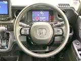 インテリアに合わせたデザインのステアリングは、運転される方のことも考え、運転しやすい形状、大きさです。是非一度、実際に触ってお確かめください。