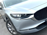 【LEDヘッドライト】悪天候や夜間走行時も良好な視界を確保し安心して運転できる高輝度LEDヘッドライトを装備!点灯速度が早く、消費電力も抑えられています。