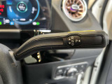 ステアリングボタンは、使いやすいデザインでございます。ステアリング付近のレバーや、ステアリングボタンで追従機能の操作も可能でございます。