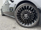 メルセデス・ベンツの定める厳しい基準をクリアしたお車のみをご案内させて頂きます。納車前整備はメーカー規定に基づき最大100項目にも及ぶ点検を熟練のメカニックによって行いご納車させて頂きます。