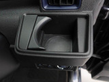 カップホルダーは運転席や助手席からちょうど手の届く位置です!!