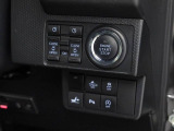 プッシュボタンスタート:カバンやポケットからキーを出さなくても、携帯してブレーキを踏んでボタンを押せばエンジンスタート。乗車から発進までがスムースです。