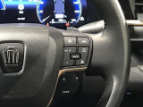 ステアリングスイッチ付きで、運転中に視線を前に向けたまま操作できます。
