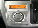 【オートエアコン】一度お好みの温度に設定すれば、車内の温度を検知し風量や温度を自動で調整。暑い&hellip;寒い&hellip;と何度もスイッチ操作をする必要はありません。快適な車内空間には必須の機能ですね♪