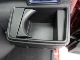 【カップホルダー】エアコン吹き出し口下部に設置されていますので使いやすさバッチリ!運転席から手の届くちょうどの位置です!