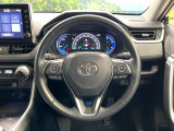 インテリアに合わせたデザインのステアリングは、運転される方のことも考え、運転しやすい形状、大きさです。是非一度、実際に触ってお確かめください。
