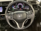 ハンドルにHondaセンシング系のクルーズコントロールやレーンキープアシストなどのスイッチと、オーディオの操作スイッチが装備されています。ハンドルから手を離さず安全に操作できます。