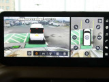 3Dビューで車の周囲を3D映像で確認できるから、発進前にお子様やペットなど不意な接近も確認できて、安心して発進できます。