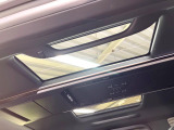 【ガラスルーフ】大型のガラスルーフ搭載で車内の解放感が一気にアップ!開放的なドライブをお楽しみいただけます。