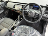 【室内】運転席周りも操作がしやすいように配置されています。装備色々、室内もキレイな状態に仕上げてございます
