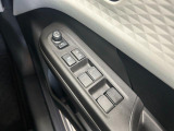 パワーウィンドウのスイッチですよ。 運転席に居ながら窓を開け閉めのコントロールできますよ。