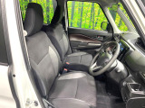 運転席まわりには十分なスペースがあり、大柄な方でもゆったり運転していただける環境です。