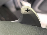 【パドルシフト】ハンドルから手を離さずに素早くシフトアップ&ダウンができるので、エンジンブレーキを使う下り坂や高速道路の合流で加速したい場面で役立ちます。
