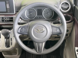 インテリアに合わせたデザインのステアリングは、運転される方のことも考え、運転しやすい形状、大きさです。是非一度、実際に触ってお確かめください。