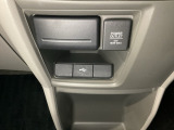 アクセサリーソケットはUSBのアダプターなどをつければ、スマホの充電にも使えます。下にはナビゲーション用の外部入力可能なUSB端子がついており、周辺には物が置けるボックスがついています。
