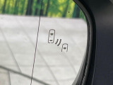 【ブラインドスポットモニター】走行中、ドアミラーの死角になりやすい箇所に後続車が接近するとサイドミラーのレンズに警告を表示!ドライバーに注意喚起をしてくれます。
