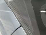ヘッドライトレンズ表面に剥がれがあります。