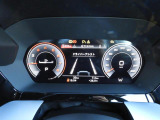 重厚感と安定感があり、同時にダイナミックさも備えるAudiの走り。機能やデザインが革新的なメーター。