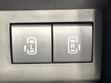 【両側パワースライドドア】スマートキーや運転席のスイッチで後席両側スライドドアの開閉が可能♪電動だから力を入れてドアを開ける必要が無く、小さなお子様でも簡単に開け閉めでき快適です♪
