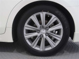 社外アルミホイール装着車、タイヤサイズは215/60R16です。