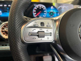 ステアリングボタンは、使いやすいデザインでございます。ステアリング付近のレバーや、ステアリングボタンで追従機能の操作も可能でございます。