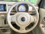 インテリアに合わせたデザインのステアリングは、運転される方のことも考え、運転しやすい形状、大きさです。是非一度、実際に触ってお確かめください。