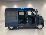 両側パワースライドドア付きだから、狭い駐車スペースなどでの 乗り降りラクラク!小さなお子さまのいるご家庭には嬉しい装備。