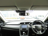 運転を気分よく楽しむための工夫のひとつとして、高い剛性をもたせた極細フロントピラーを採用。 前方の死角を減らし、交差点などでの安心感を高める、良好な視界にこだわりました。