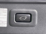 【パワーバックドア】スマートキーや運転席のボタンを押すだけでリアゲートが自動で開閉します!荷物を持っている時や、高い位置にあるバックドアを閉める際に便利な機能です♪