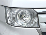 【LEDヘッドライト】悪天候や夜間走行時も良好な視界を確保し安心して運転できる高輝度LEDヘッドライトを装備!点灯速度が早く、消費電力も抑えられています。
