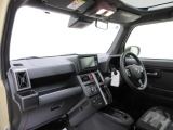 ダイハツのお店では、ダイハツ車を知り尽くしたプロフェッショナルが、専用の診断機器を使って各システムを点検しております。