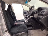 広い足元にゆったり座れるシートで長距離の運転でも疲れにくくなってます。女性でも運転がしやすいように、シートの高さ調整機能(シートリフター)がついています。