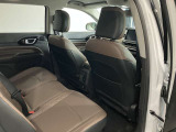 【リアシート】屋根までの高さがある車のため、大人の方でも圧迫感が少なく乗車出来ます。足元は広く取られているため、ゆったりとお乗り頂けます。