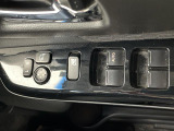 【パワーウインドウ】運転席のスイッチで、各席の窓ガラスの開閉ができます!あると便利ですよね!