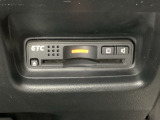 ハンドルの右下にETCがついています。高速道路の料金所の通過も楽々です!。 カードの取り出しもしやすい場所についています。