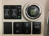 エンジン始動はプッシュボタンスタートで!両側スライドドアの電動スイッチもこちらです♪
