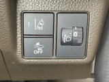 ハンドルの右側にはヘットライトリベライザーとHondaセンシング用のメインスイッチがついています。ヘッドライトリベライザーは道路状況や積荷の加重に応じてライトの高さを調節できます。