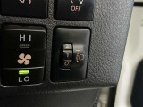 積載時に後ろが下がってライトが高くなったことによる相手車への眩惑を防止する焦点調整ができます