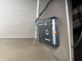 【ETC】高速道路などの料金所における自動料金支払いシステムです。車載器と料金所のアンテナとの間で無線通信を行い、料金を自動で支払うことができます。